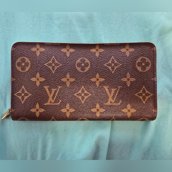 Louis Vuitton Monogram Zippy Wallet - Picture 1 of 9